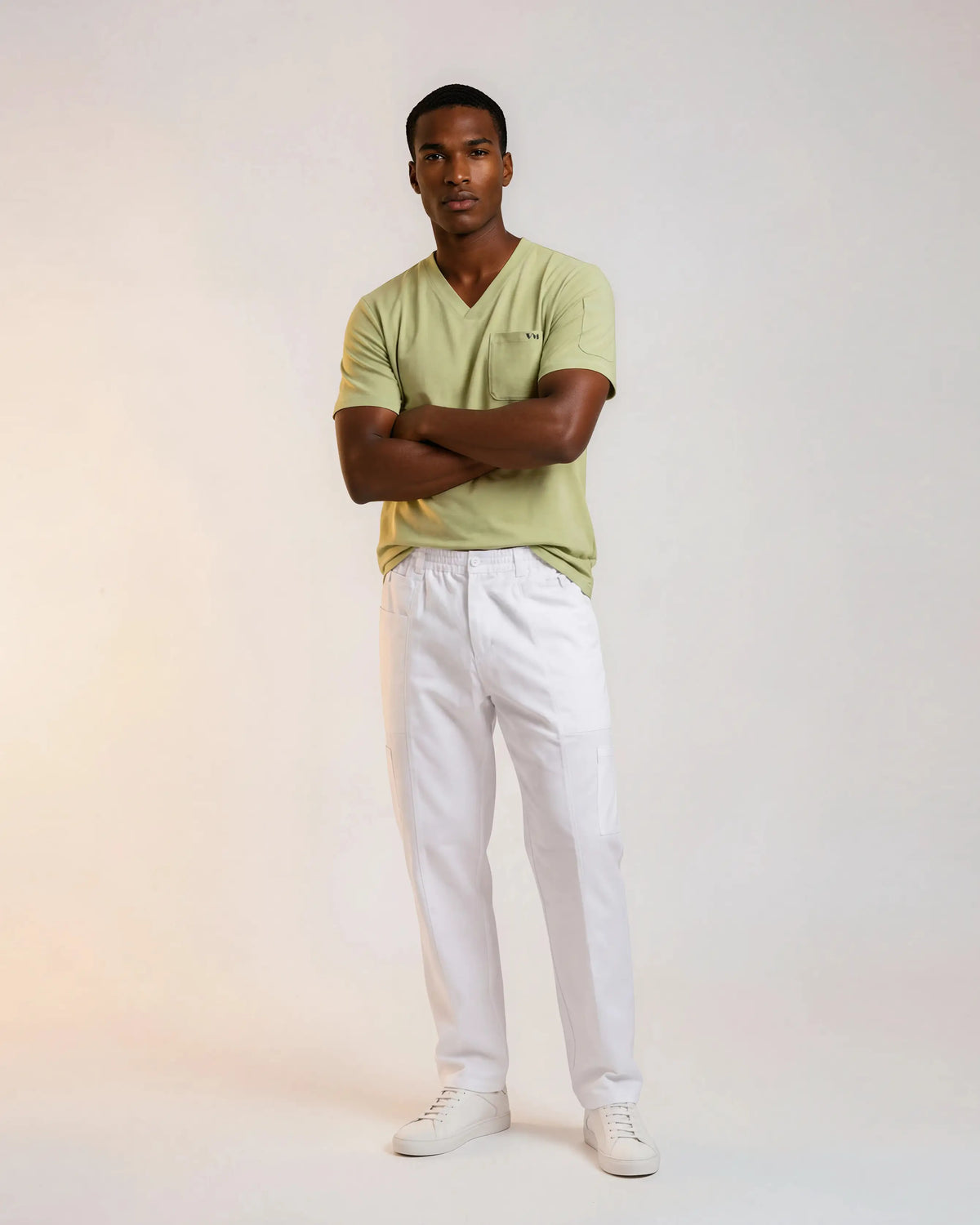 Pantalon médical Dioca blanc taille élastique, porté de face, coton - Le Vêtement Médical