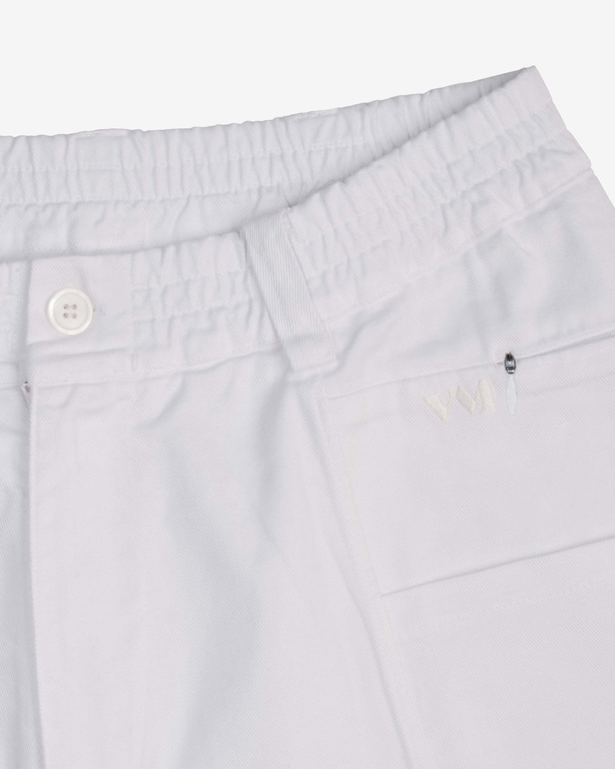 Détail poche zippée et broderie VM du pantalon médical DIOCA blanc – Le Vêtement Médical