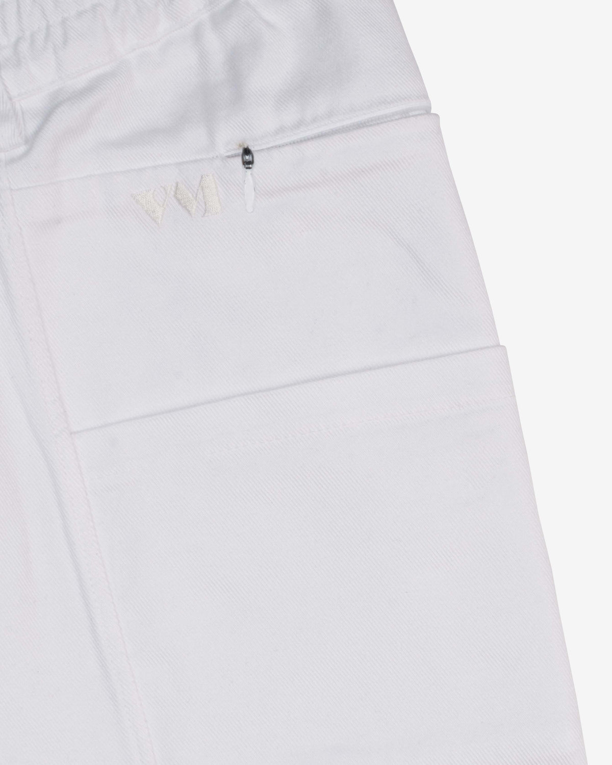 Détail poche zippée et broderie VM du pantalon médical DIOCA blanc – Le Vêtement Médical