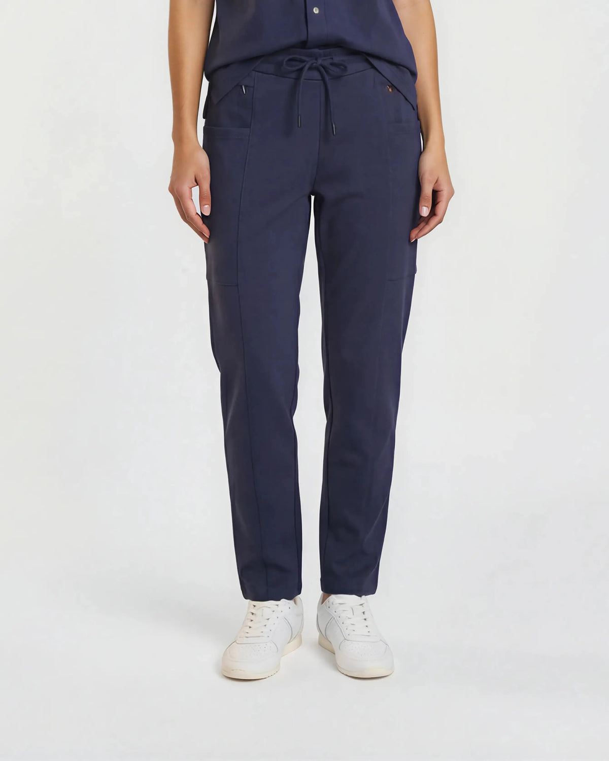 Pantalon médical Salvia bleu marine cordon de serrage, poches plaquées, porté de face - Le Vêtement Médical