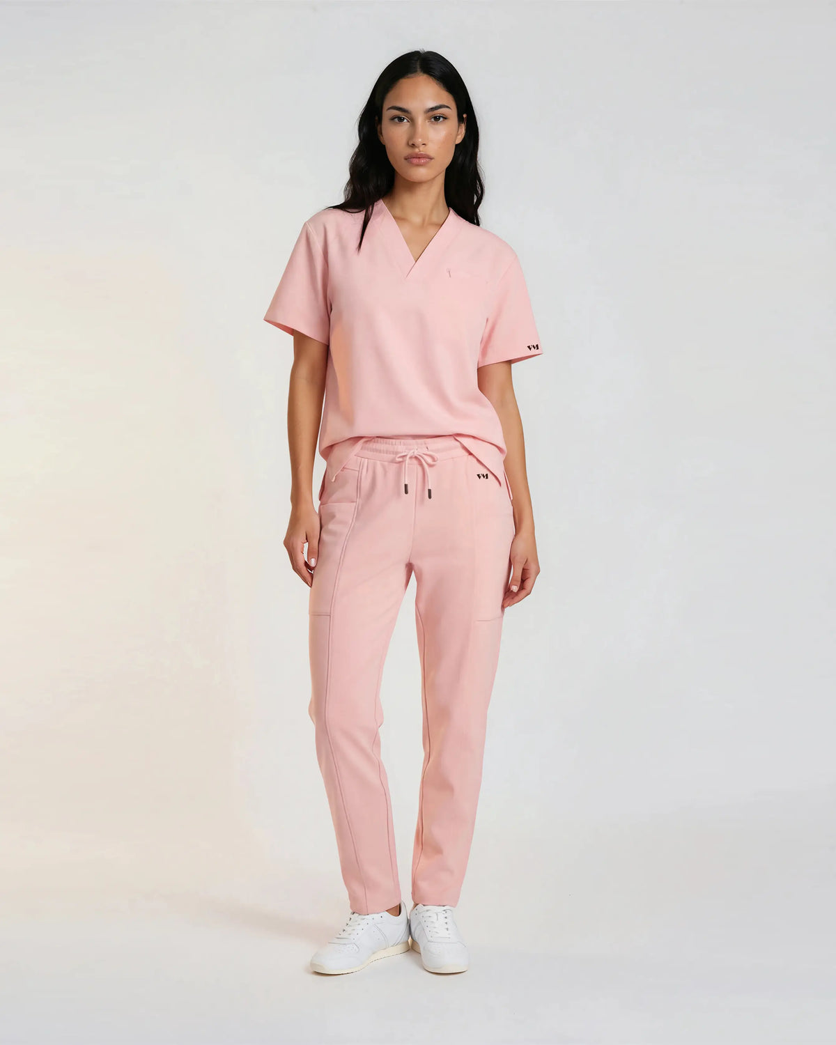 Ensemble médical, pantalon cordon Sanare, et tunique Salvia rose, tunique col V, porté de face en pied - Le Vêtement Médical